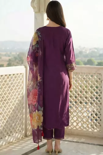 Women Floral Embroidered Regular Thread Work Liva Kurta with Trousers & With Dupatta