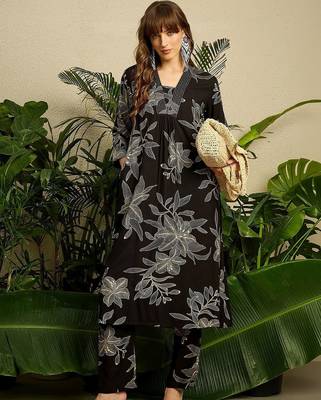 Women Floral Printed Regular Kurta with Trousers 1