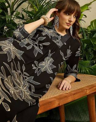 Women Floral Printed Regular Kurta with Trousers 2