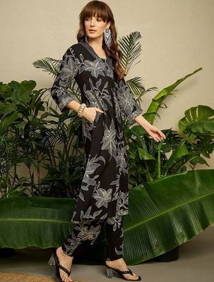 Women Floral Printed Regular Kurta with Trousers 4