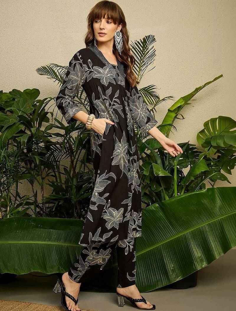Women Floral Printed Regular Kurta with Trousers
