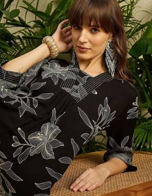 Women Floral Printed Regular Kurta with Trousers 5