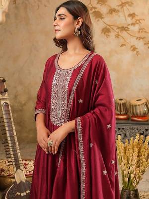 Women Ethnic Motifs Embroidered Regular Thread Work Kurta with Trousers & With Dupatta 3