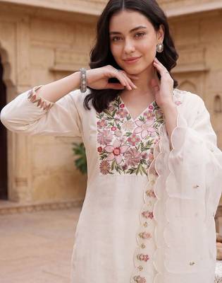 Women Floral Embroidered Regular Thread Work Kurta with Trousers & With Dupatta 2
