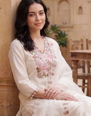 Women Floral Embroidered Regular Thread Work Kurta with Trousers & With Dupatta 4