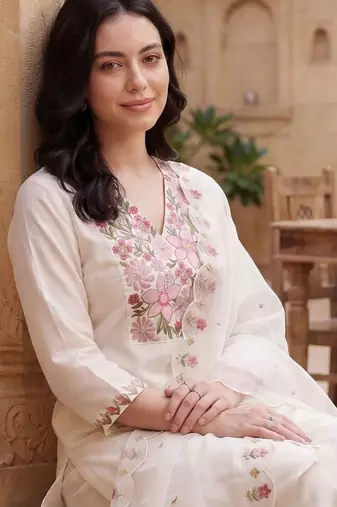 Women Floral Embroidered Regular Thread Work Kurta with Trousers & With Dupatta