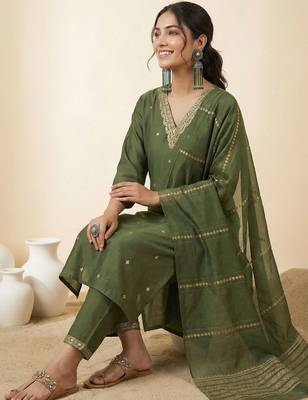 Women Ethnic Motifs Embroidered Regular Thread Work Kurta with Trousers & With Dupatta 4