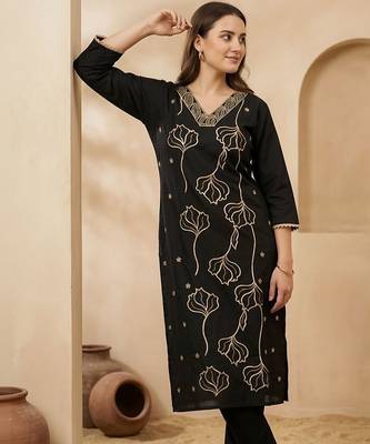 Women Floral Embroidered Regular Thread Work Kurta with Trousers 5