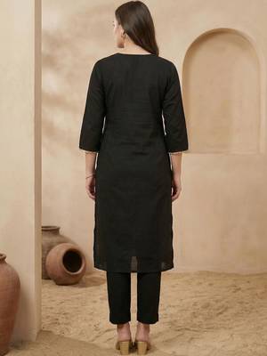 Women Floral Embroidered Regular Thread Work Kurta with Trousers 6