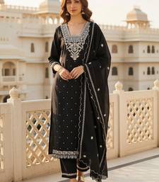 Women Ethnic Motifs Thread Work Pure Cotton Kurta with Trousers & Dupatta