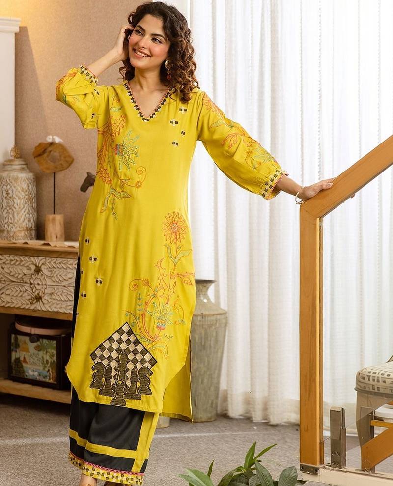 Women Ethnic Motifs Embroidered Regular Thread Work Kurta with Palazzos