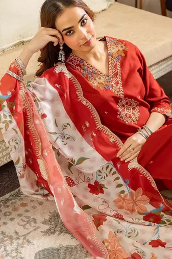 Women Floral Embroidered Regular Thread Work Kurta with Patiala & With Dupatta