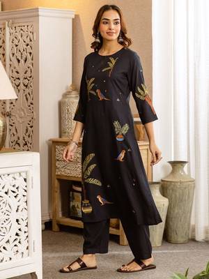 Women Ethnic Motifs Embroidered Regular Thread Work Kurta with Trousers 1