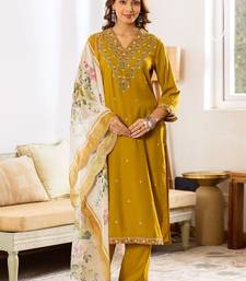 Women Floral Embroidered Regular Thread Work Kurta with Trousers & With Dupatta