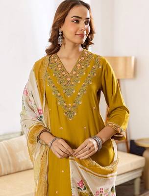 Women Floral Embroidered Regular Thread Work Kurta with Trousers & With Dupatta 3