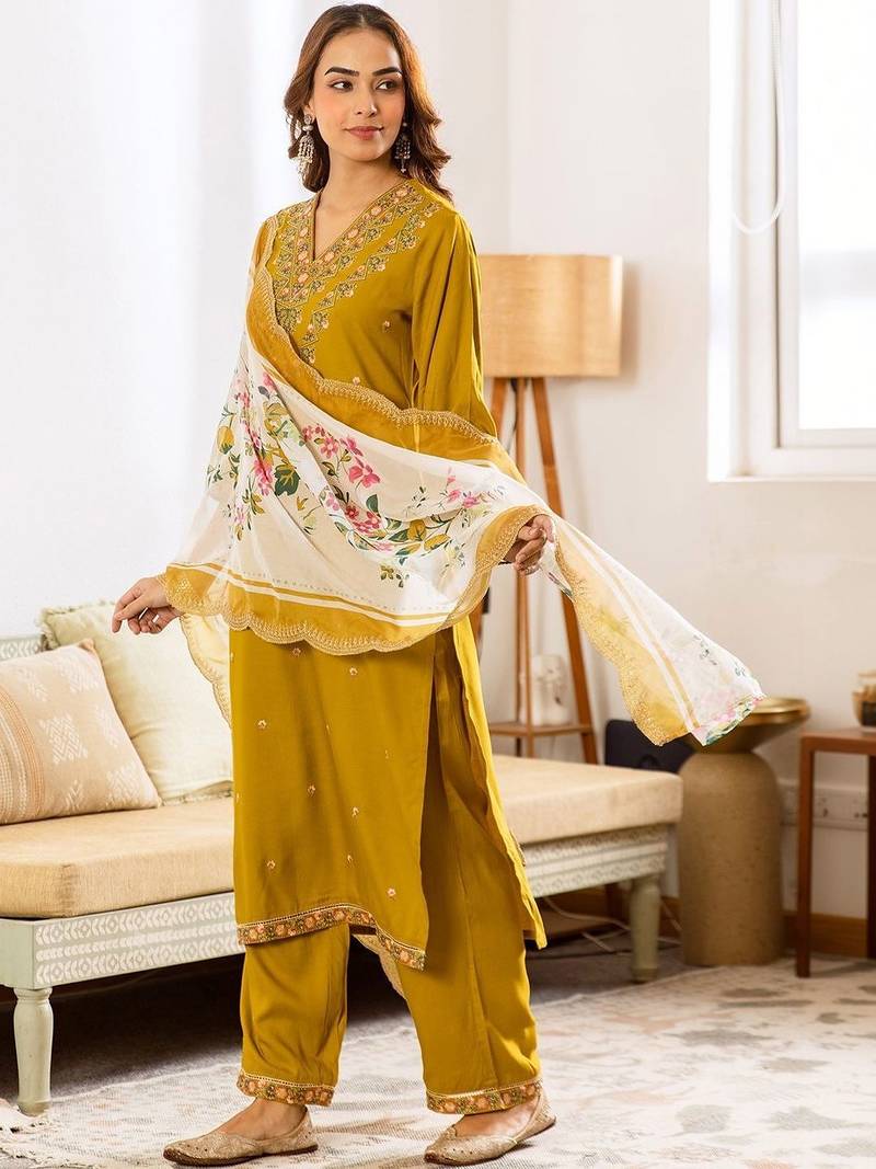 Women Floral Embroidered Regular Thread Work Kurta with Trousers & With Dupatta