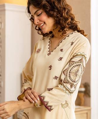 Women Ethnic Motifs Printed Regular Kurta with Trousers 2