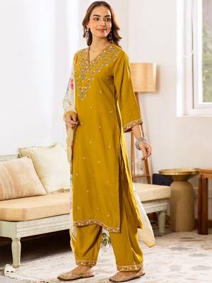 Women Floral Embroidered Regular Thread Work Kurta with Palazzos & With Dupatta 1