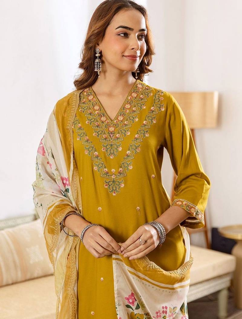Women Floral Embroidered Regular Thread Work Kurta with Palazzos & With Dupatta