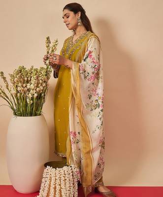 Women Floral Embroidered Regular Thread Work Kurta with Palazzos & With Dupatta 1