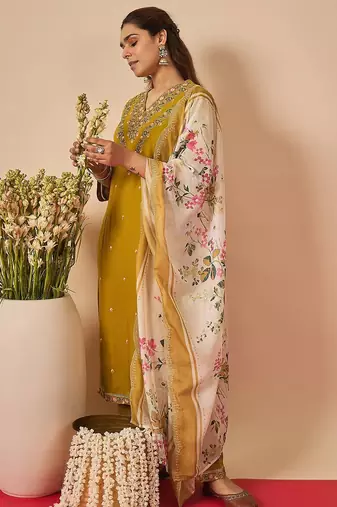 Women Floral Embroidered Regular Thread Work Kurta with Palazzos & With Dupatta