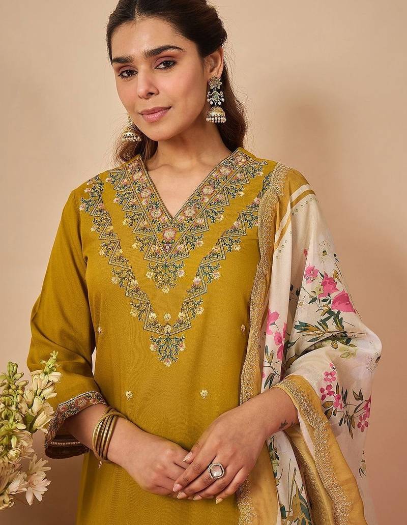 Women Floral Embroidered Regular Thread Work Kurta with Palazzos & With Dupatta