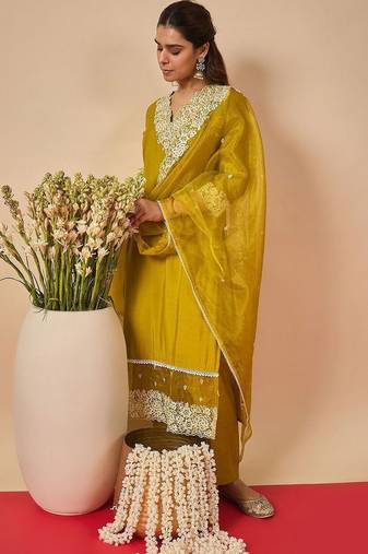 Women Ethnic Motifs Embroidered Regular Thread Work Kurta with Trousers & With Dupatta