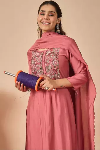 Women Floral Embroidered Regular Thread Work Kurta with Trousers & With Dupatta
