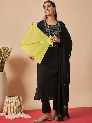 Women Floral Embroidered Regular Thread Work Kurta with Trousers & With Dupatta 1