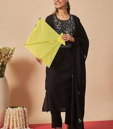 Women Floral Embroidered Regular Thread Work Kurta with Trousers & With Dupatta