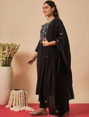 Women Floral Embroidered Regular Thread Work Kurta with Trousers & With Dupatta 3