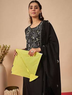 Women Floral Embroidered Regular Thread Work Kurta with Trousers & With Dupatta 4