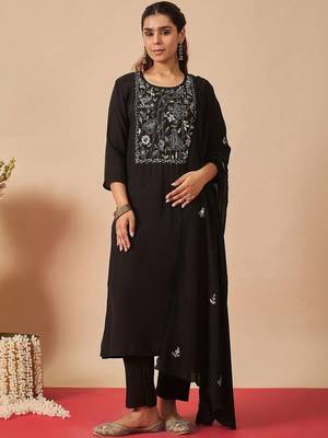 Women Floral Embroidered Regular Thread Work Kurta with Trousers & With Dupatta 7