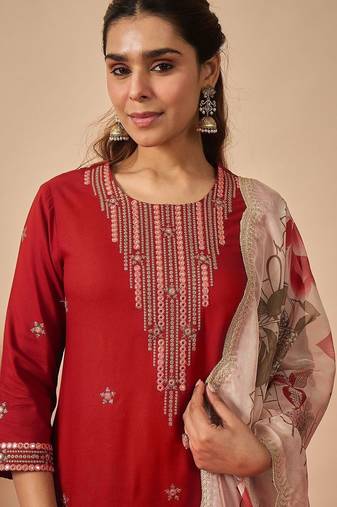 Women Floral Embroidered Regular Thread Work Kurta with Trousers & With Dupatta