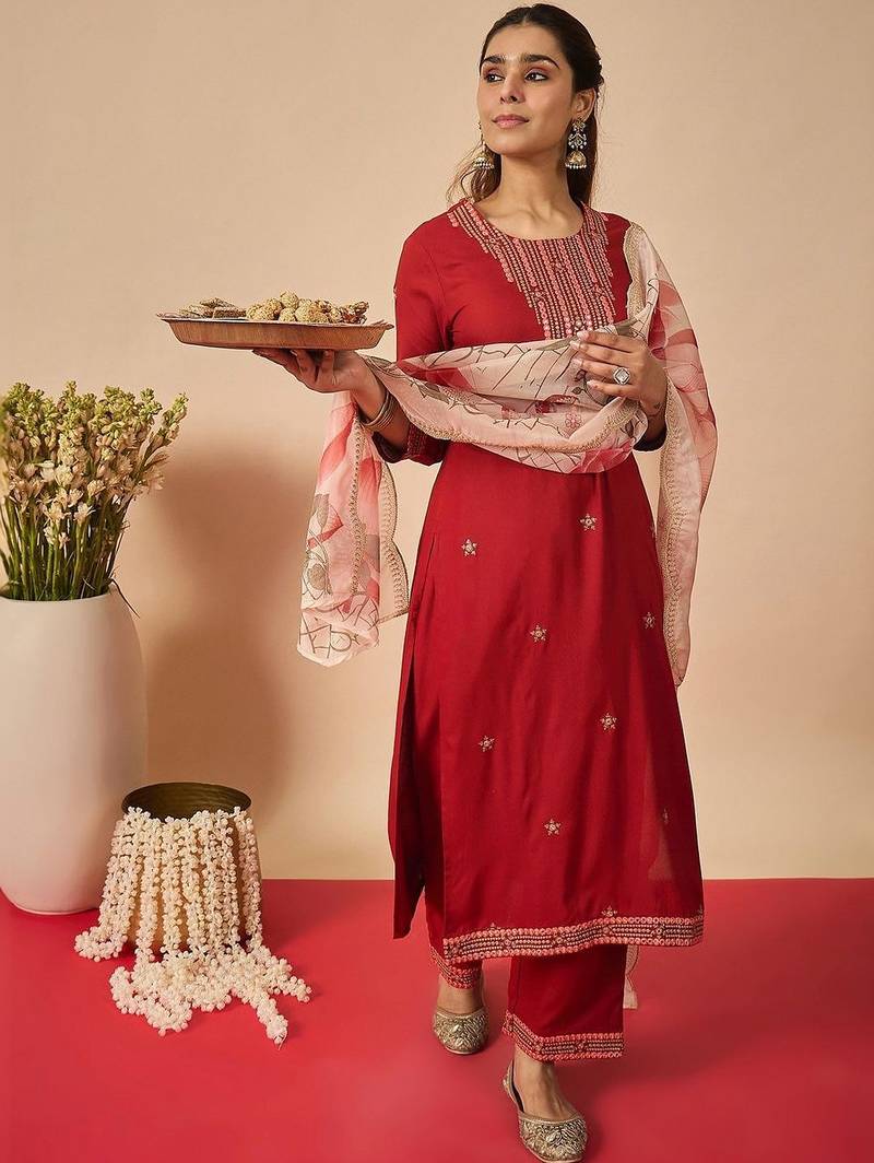 Women Floral Embroidered Regular Thread Work Kurta with Trousers & With Dupatta