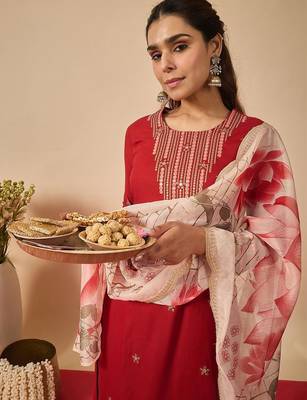 Women Floral Embroidered Regular Thread Work Kurta with Trousers & With Dupatta 5