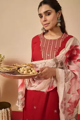 Women Floral Embroidered Regular Thread Work Kurta with Trousers & With Dupatta
