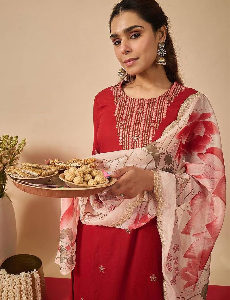 Women Floral Embroidered Regular Thread Work Kurta with Trousers & With Dupatta