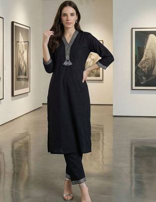 Women Regular Thread Work Kurta with Trousers 4