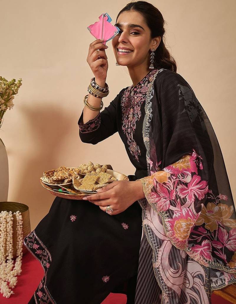Women Ethnic Motifs Embroidered Regular Thread Work Kurta with Trousers & With Dupatta
