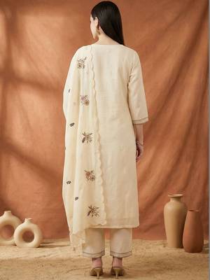Women Floral Embroidered Regular Thread Work Kurta with Trousers & With Dupatta 5