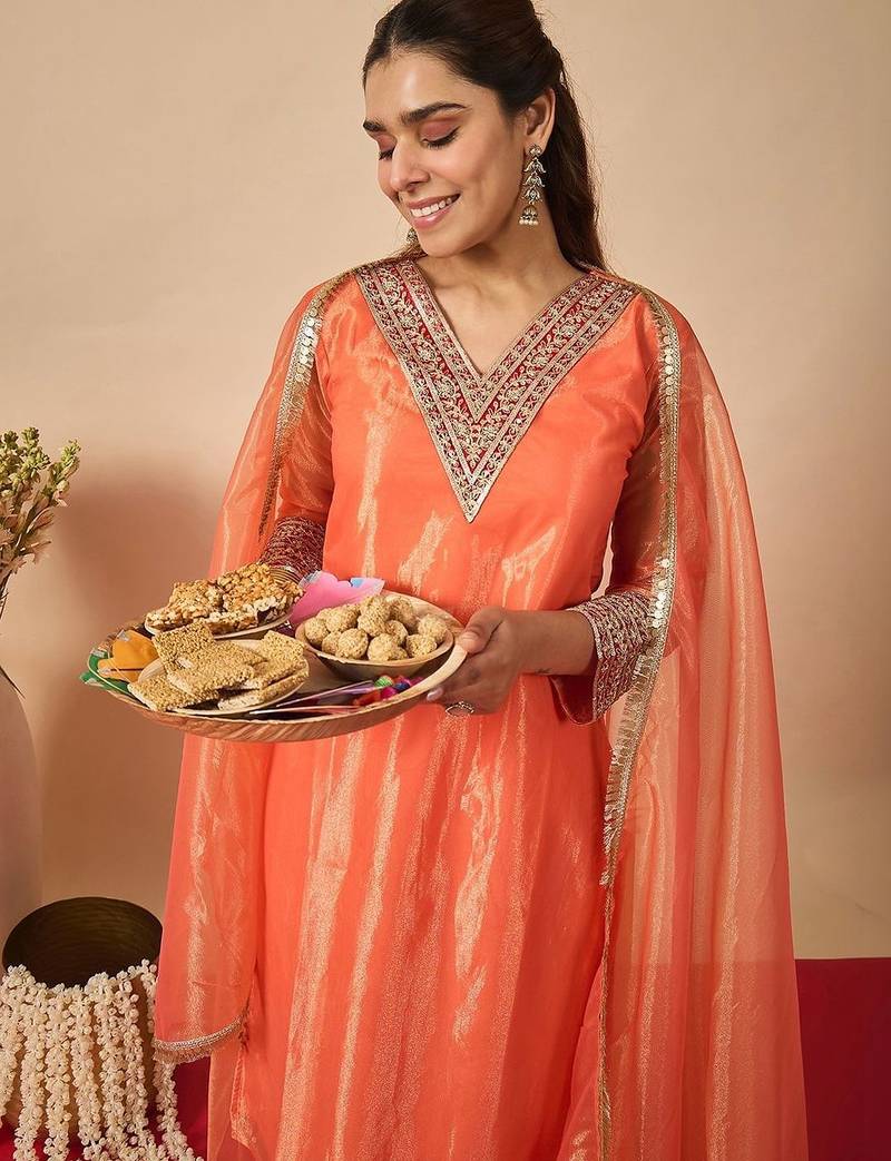 Women Embroidered Regular Thread Work Kurta with Trousers & With Dupatta