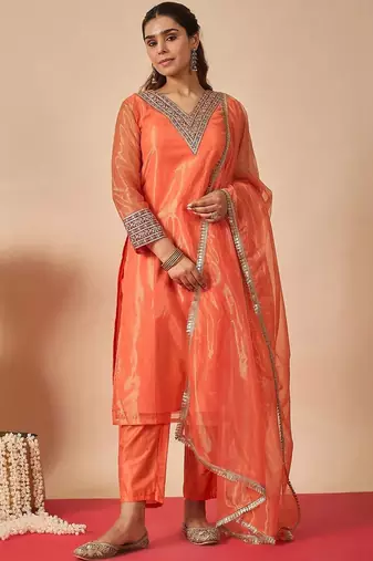 Women Embroidered Regular Thread Work Kurta with Trousers & With Dupatta