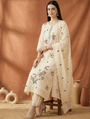 Women Floral Embroidered Regular Thread Work Kurta with Trousers & With Dupatta 1