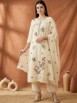 Women Floral Embroidered Regular Thread Work Kurta with Trousers & With Dupatta 6