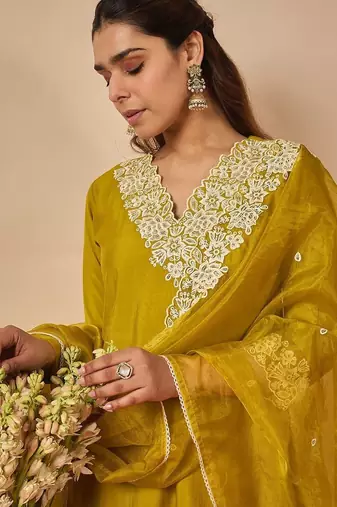 Women Ethnic Motifs Embroidered Regular Thread Work Kurta with Trousers & With Dupatta