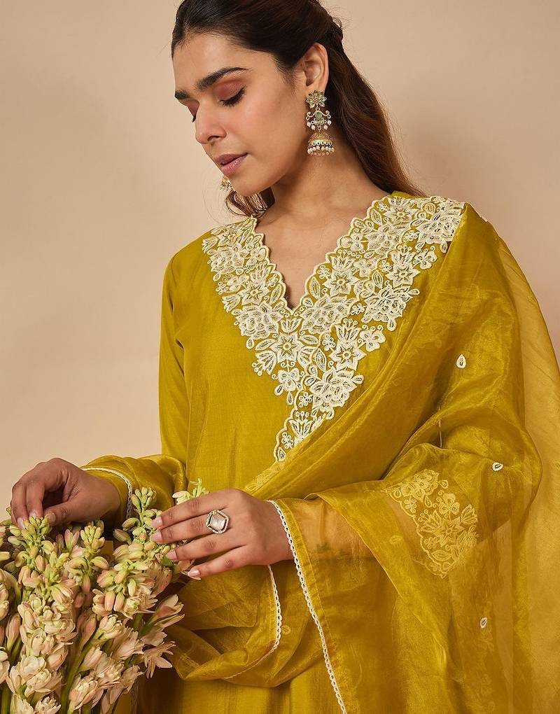 Women Ethnic Motifs Embroidered Regular Thread Work Kurta with Trousers & With Dupatta
