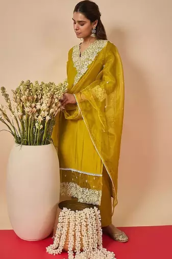 Women Ethnic Motifs Embroidered Regular Thread Work Kurta with Trousers & With Dupatta