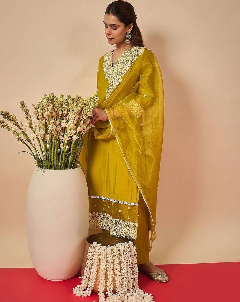 Women Ethnic Motifs Embroidered Regular Thread Work Kurta with Trousers & With Dupatta