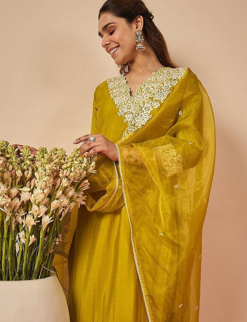 Women Ethnic Motifs Embroidered Regular Thread Work Kurta with Trousers & With Dupatta